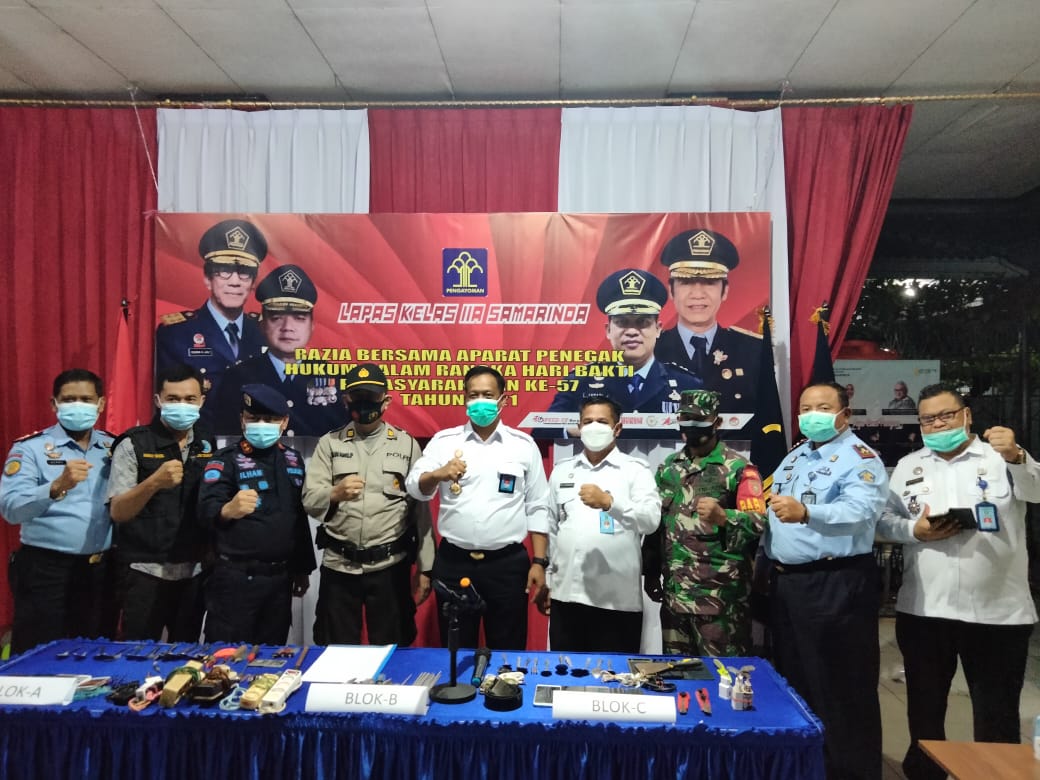 BERSINERGI : M Ilham Agung Setyawan (tiga kiri) dan Jumadi (tengah) saat memberikan salam semangat pemasyarakatan usai menggelar jumpa pers.