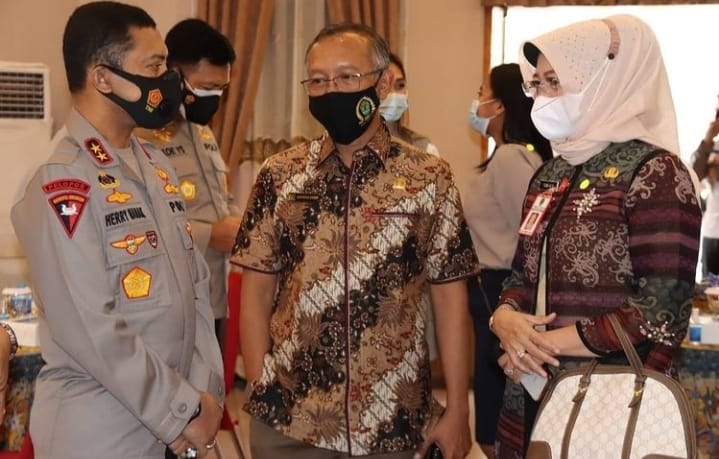 DISKUSI : Wakil Ketua DPRD Kaltim Muhammad Samsun (tengah) berdiskusi dengan Kapolda Kaltim Irjen Pol Herry Rudolf Nahak saat menghadiri acara penerapan Zero Tolerance dan rencana penegakan tilang secara elektronik atau ETLE di Ruang Mahakam, Polda Kaltim
