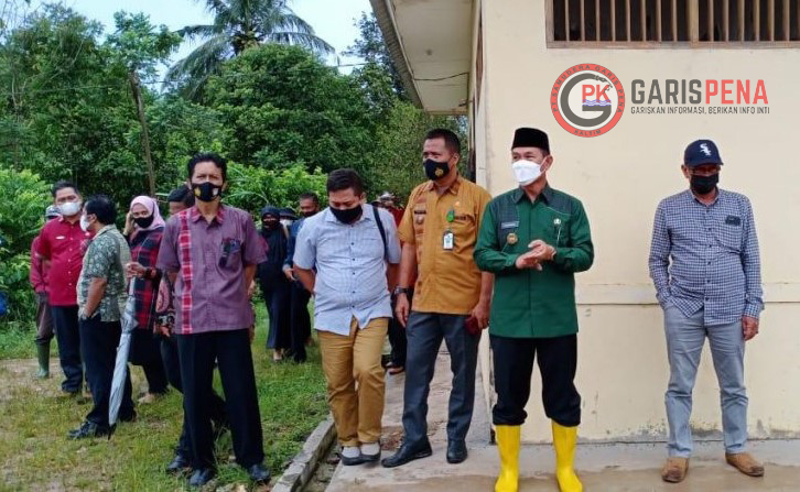 TINJAU KERJA. Wawali dan Kepala DLH bersama tim kunsultam dari surabaya meninjau lokasi yang disiapkan untuk pembangunan TPS 3R
