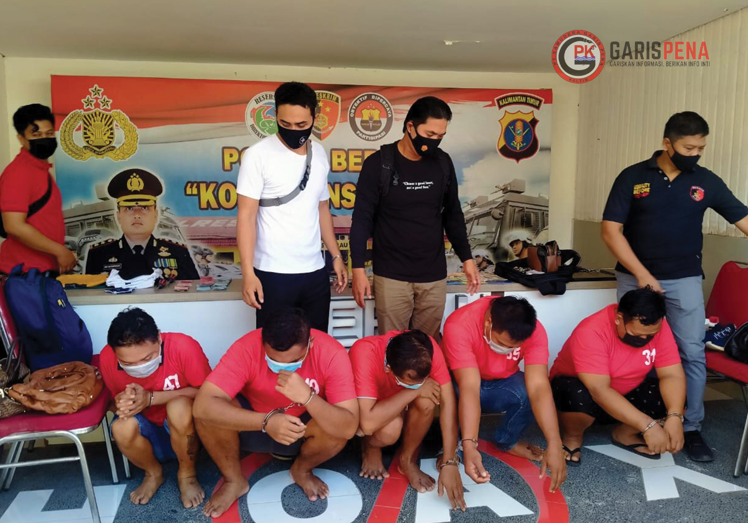 Hanya bisa tertunduk, komplotan perampok yang kerap menyasar rumah mewah di Kaltim berhasil diamankan di Polres Berau.