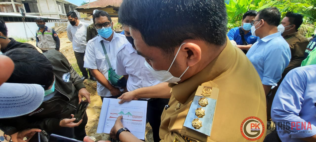 Wali Kota Samarinda, Andi Harun memperlihatkan gambar pergeseran pilar jembatan Mahkota 2 yang menyebabkan harus ditutup sementara.