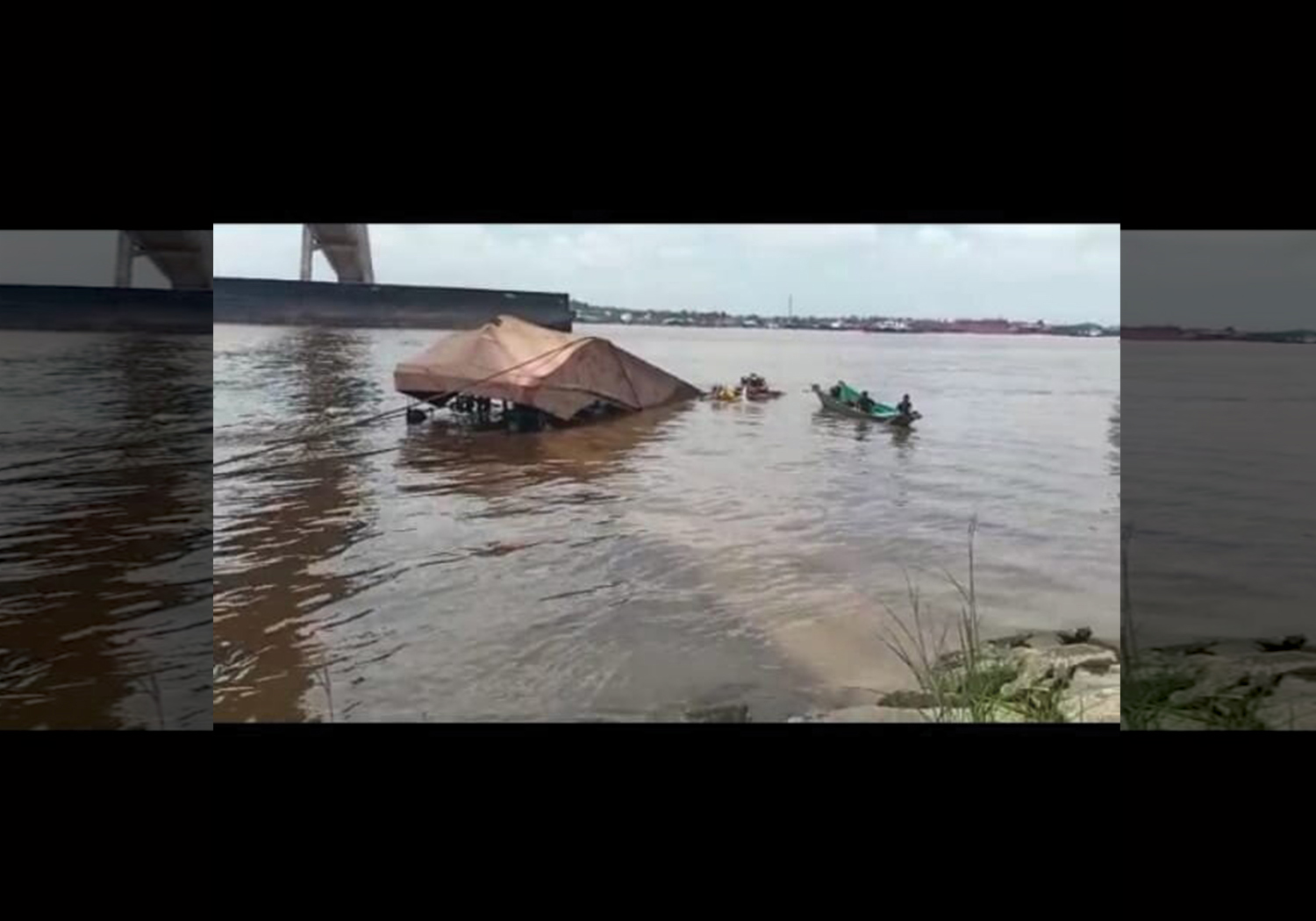Beberapa penyelam tradisional nekat memindahkan kapal pengangkut CPO yang karam di perairan Sungai Mahakam.