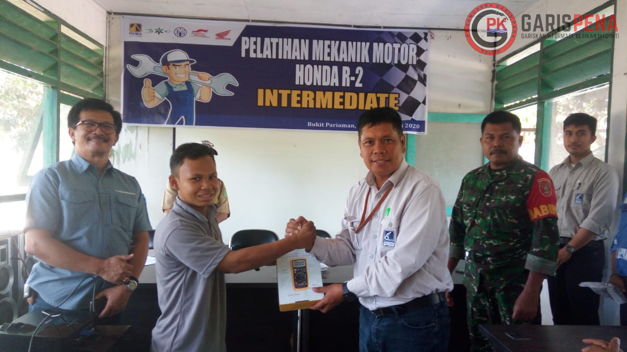 PM PT Pama Baya Aris Tandiarrang (kanan) saat menyerahkan peralatan mekanik motor ke perwakilan peserta pelatihan.