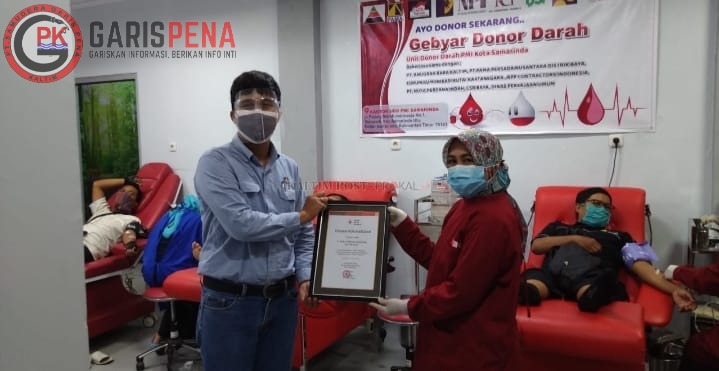 CSR Officer Pama Baya, Ghani Rasyid Ning (kiri) menerima penghargaan dari PMI Kota Samarinda atas partisipasinya sebagai donatur pada kegiatan donor darah dalam rangka pemenuhan stok ditengah Pandemi Covid-19.