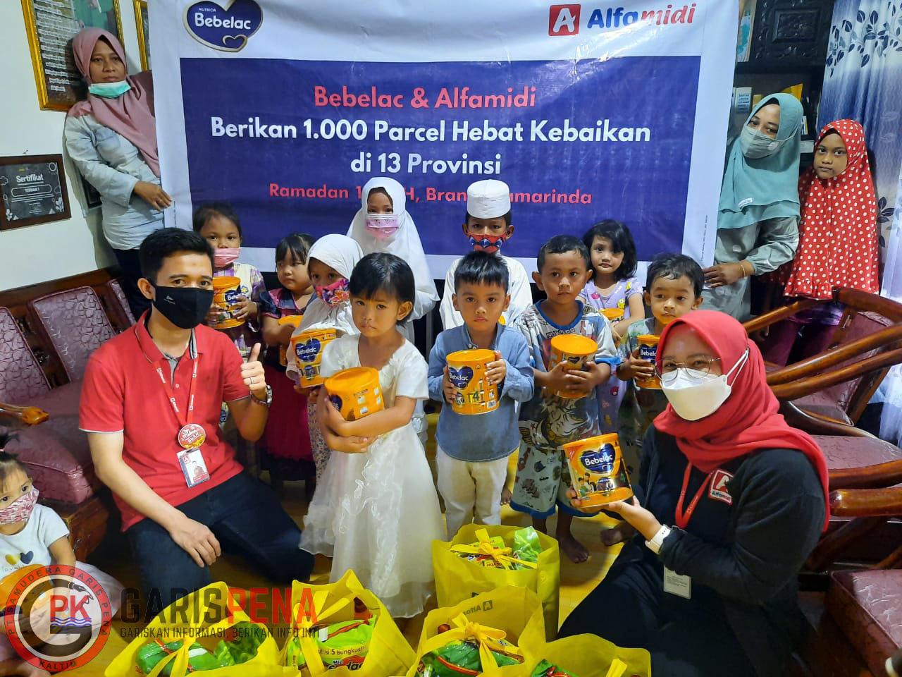 Marketing PR Utama MIDI Indonesia Samarinda, Luluk Adilla Rifnawati (Jilbab merah) saat membagikan parcel bebelac kemarin.