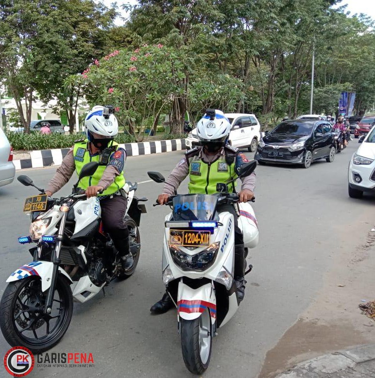 Jajaran Satlantas Polresta Samarinda melakukan patroli awal penerapan mobile e-tilang di kawasan tepian sungai Mahakam