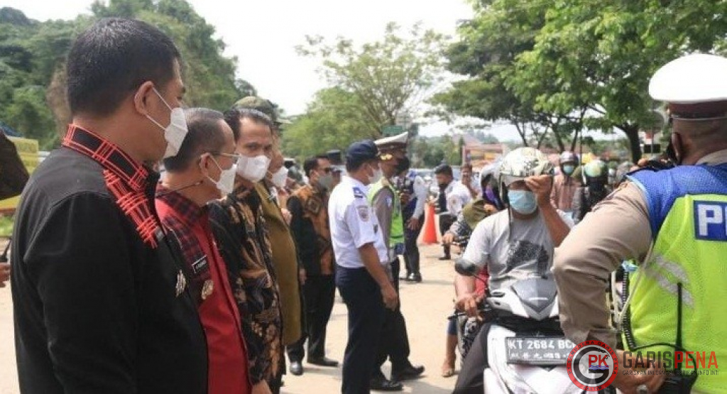 Wali Kota Samarinda Andi Harun bersama istri Wali Kota Samarinda ke-8 Aminah Amins saat meresmikan pembukaan sekaligus penamaan Jembatan Mahkota II menjadi Jembatan Ahmad Amins.