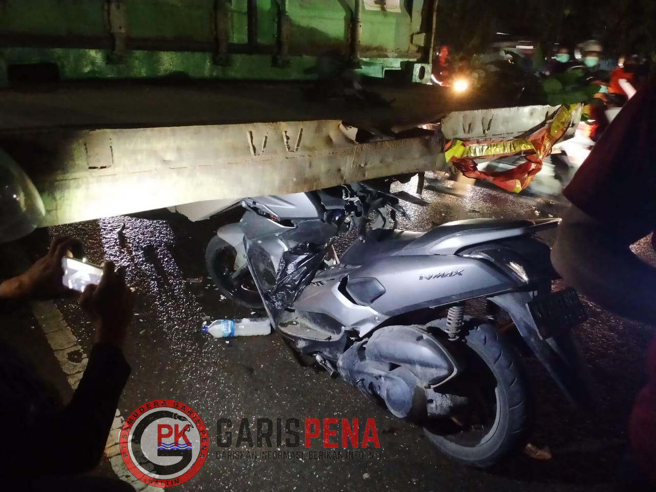 Foto : Lakalantas Di TKP antara Kendaraan Bermotor dengan Sebuah Truk