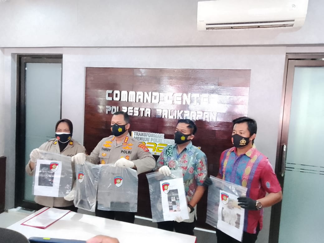 Polresta Balikpapan menunjukan barang bukti terkait penyebaran video porno yang dilakukan siswa-siswi di Balikpapan.