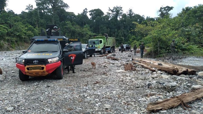 Satgas Nemangkawi mengevakuasi pekerja jembatan di Yahukimo, Papua.