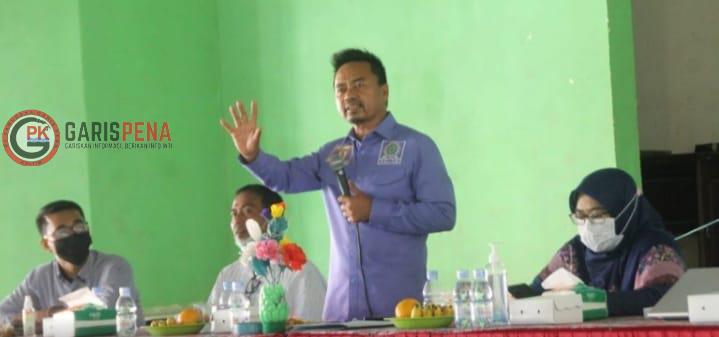 FOTO : IST Ketua Fraksi PAN Kaltim saat menyampaikan Sosper bantuan hukum Gratis di hadapan masyarakat Desa Muara Badak Ilir.