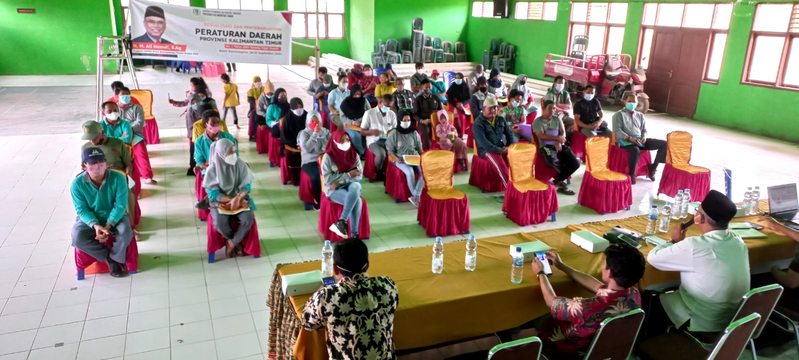 FOTO : IST ANTUSIAS : Terlihat peserta yang hadir diacara Sosper H Ali Hamdi dengan menggunakan Prokes Covid-19 yang berlangsung di Kantor Desa Tanah Datar Kemarin.