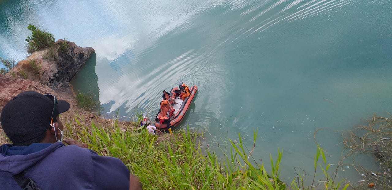 Foto: Tim SAR gabungan melakukan pencarian Febi yang tenggelam di kolam bekas tambang (Istimewa)