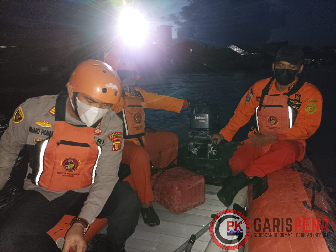 Foto: Tim SAR gabungan melakukan pencarian AY korban tenggelam di sungai Masabang, Kutim (28/12/2021).