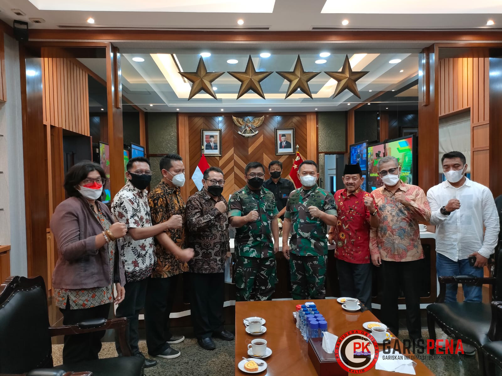 SINERGI: Jajaran Pengurus SMSI Pusat saat menyambangi KSAD Jendral Dudung Abdurachman (empat kanan), kemarin.