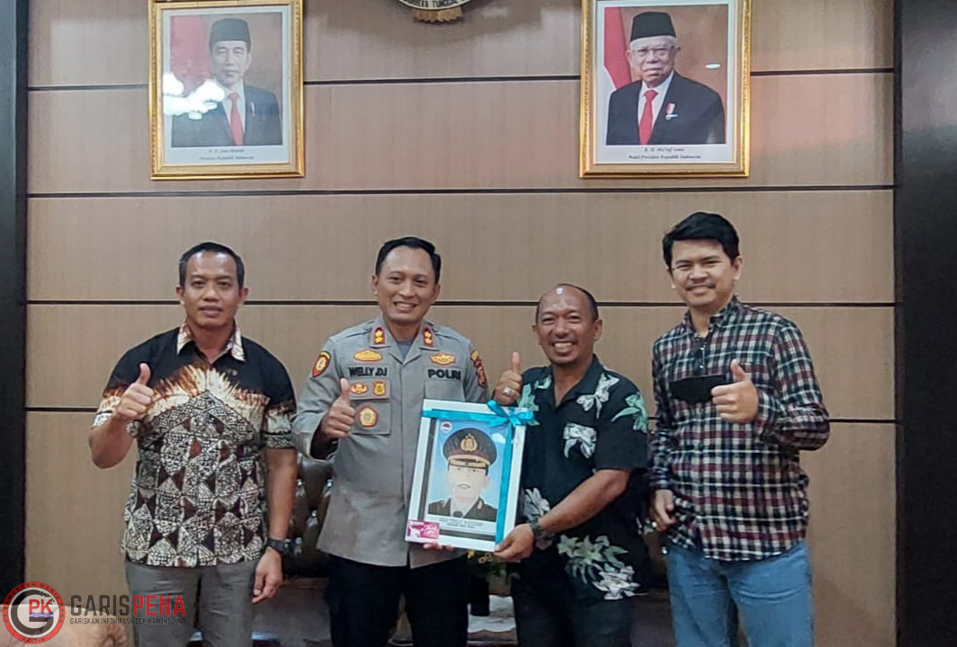 Foto : Sukriadi (dua dari kanan) memberikan cinderamata karikatur wajah kepada AKBP Welly Djatmoko (dua dari kiri), didampingi Iptu Amiruddin (kiri) dan Raymond Chouda.