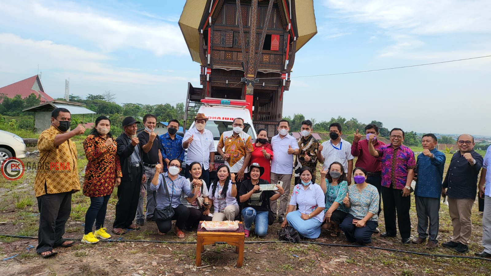 FOTO : Bupati Kutim Kasmidi Bulang (berdiri, tujuh kiri) hadir menyaksikan bantuan mobil ambulans bagi warga Toraja di Kutim.
