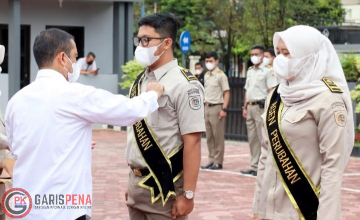 FOTO : Plt Sekda Prov Kaltim Riza Indra Riadi saat menyematkan PIN Zona Integritas ke ASN ATR/ BPN.