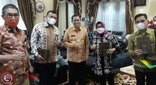 FOTO : KUNJUNGAN : Rini Suryani (dua kanan) saat melakukan kunjungan ke Wakil Gubernur Kaltim H Hadi Mulyadi waktu lalu.