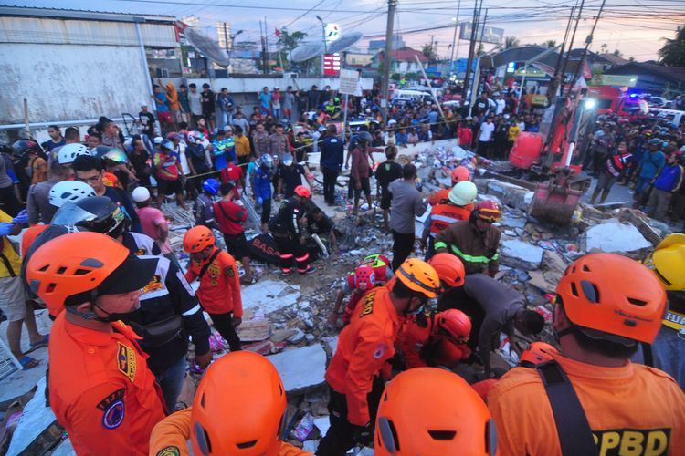 FOTO : Bangunan Alfamart Gambut Roboh, Senin (18/4/20222)