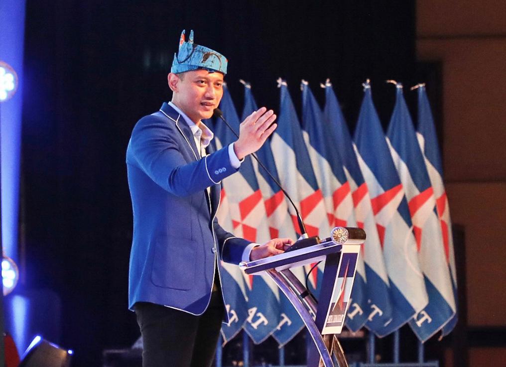 FOTO : Ketua Umum partai Demokrat Agus Harimurti Yudhoyono saat menyapa seluruh kader Demokrat di provinsi Jawa timur.