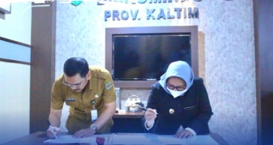 Foto : Kepala Diskominfo Kaltim Muhammad Faisal (kiri) saat meneken perjanjian hibah bersama RRI Samarinda.
