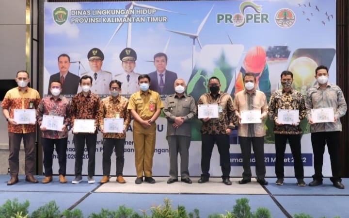 Foto : Gubernur Kaltim Isran Noor (tengah) foto bersama perwakilan perusahaan yang menerima penghargaan Proper waktu lalu.