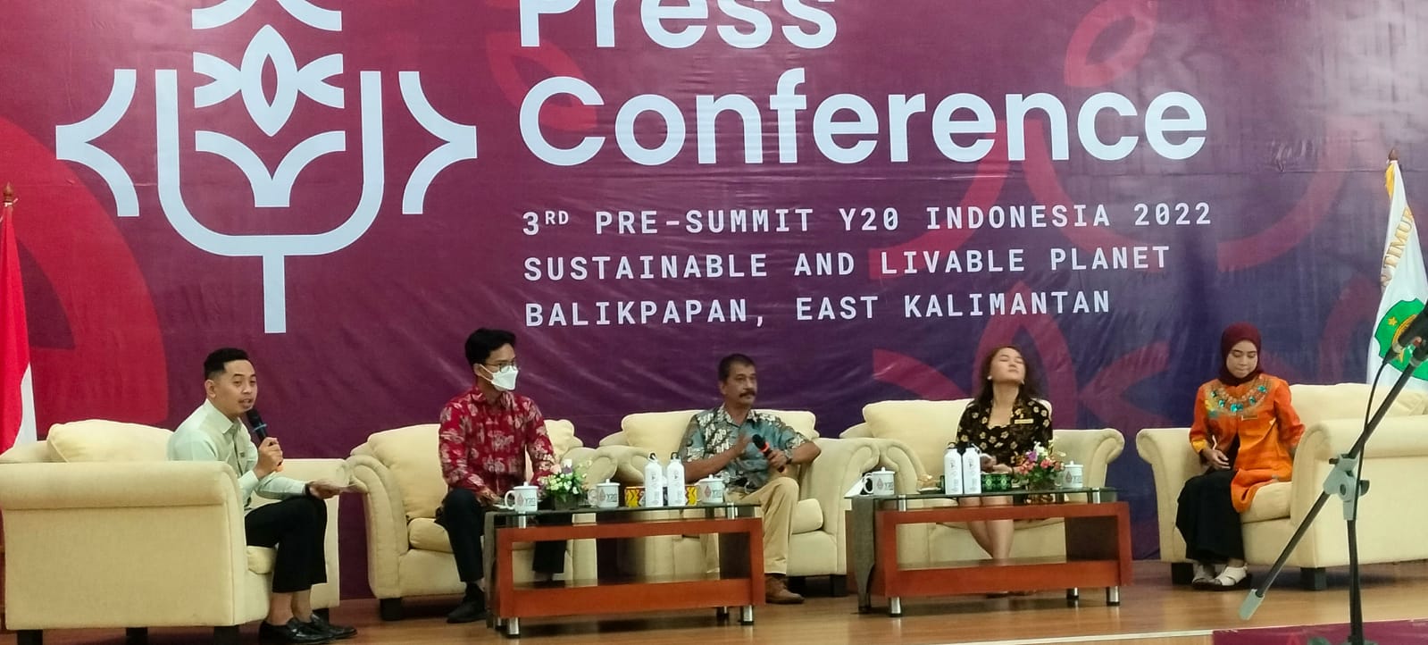 FOTO : Kepala Dispora Kaltim Agus Tianur (tengah) hadir dalam acara jumpa pers terkait persiapan putaran ke-3 Y20 Indonesia di Balikpapan.