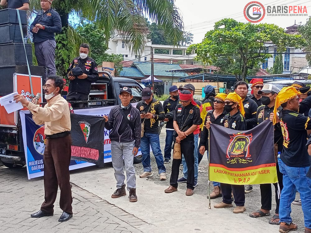Teks foto : masyarakat Kaltim yang tergabung dalam MODN saat melakukan unjuk rasa di depan kantor DPRD Kaltim.