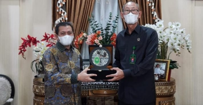 Foto : Wagub Kaltim Hadi Mulyadi (kiri) menerima cenderamata dari Kepala pengadilan tinggi Kaltim Sutoyo.