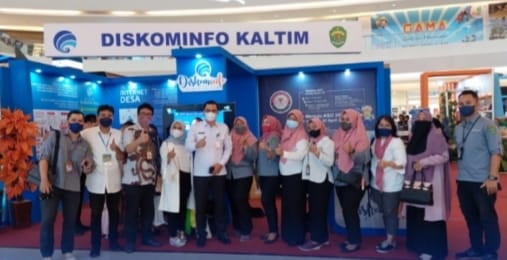Foto: Kepala Diskominfo Provinsi Kaltim Muhammad Faisal (masker putih) foto bersama pengunjung expo Kemarin.