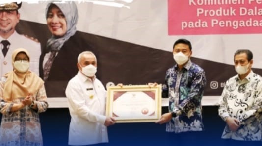 FOTO : Puguh (dua kanan) saat menerima penghargaan langsung dari Gubernur Kaltim waktu lalu.