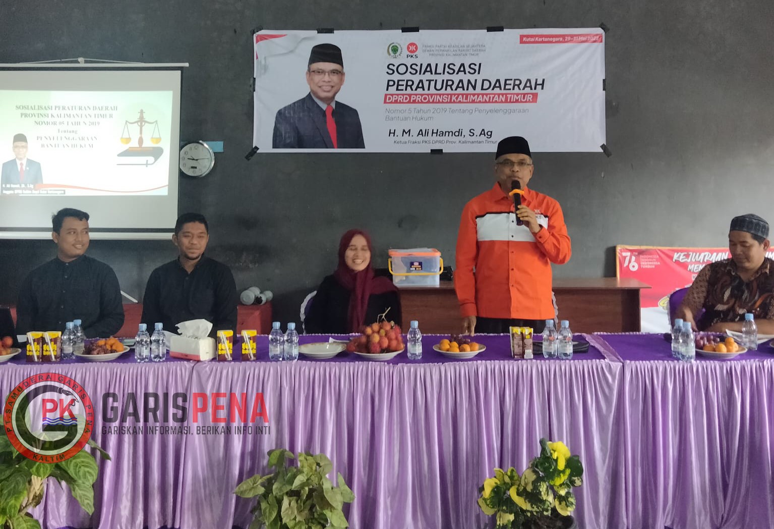 FOTO : Anggota DPRD Kaltim, H M Ali Hamdi (berdiri) saat menyampaikan Sosper tentang bantuan hukum di Desa Purwajaya pada Minggu 29 Mei 2022.