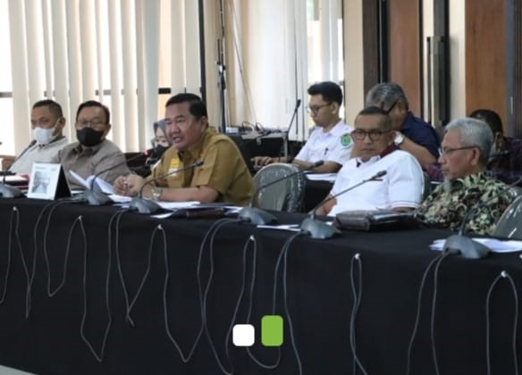 Foto : Ketua Pansus Jalan Umum dan Jalan Khusus untuk angkutan Batubara dan Sawit Ekti Emanuel (depan, tengah) saat menggelar Raperda waktu lalu.