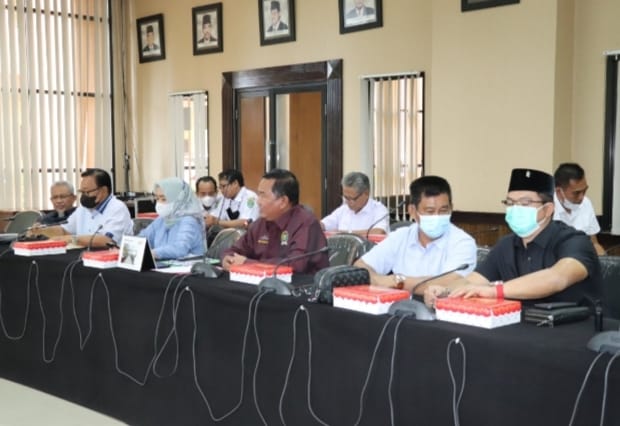 Foto : Rapat dengar pendapat Pansus pembahas Raperda Jalan Umum dan Jalan Khusus dengan beberapa perusahaan pertambangan di Samboja, Senin 11 April 2022.