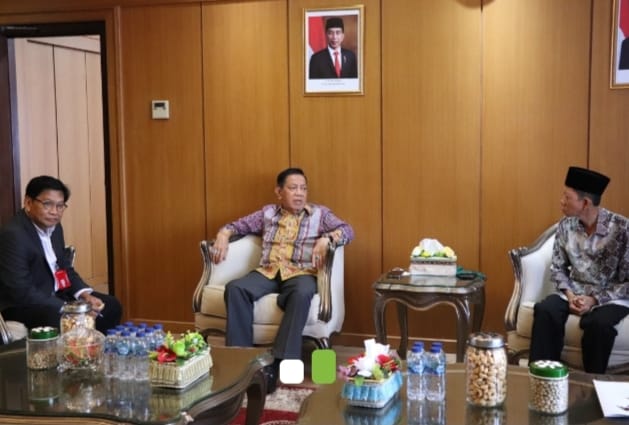 FOTO : Ketua DPRD Kaltim Makmur HAPK didampingi Sekretaris Dewan Muhammad Ramadhan saat menerima silaturahmi rombongan Baznas Kaltim yang dipimpin Ahmad Nabhan pada Selasa 12 April 2022.