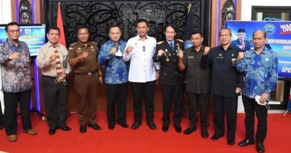 FOTO: Anggota Komisi I DPRD Kaltim Jahidin (ketiga dari kiri) berfoto bersama usai menghadiri acara Pembangunan Zona Integritas pada wilyah kerja BNNP Kaltim menuju wilayah bebas korupsi (WBK), Rabu 27 April 2022.