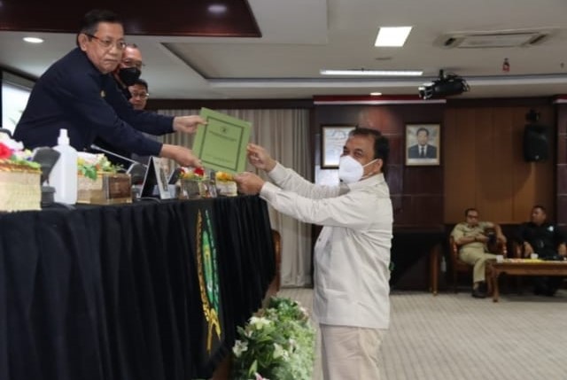 Foto : Wakil Ketua Pansus Pembahas Penyelenggara Ketenagalistrikan Bagus Susetyo saat menyerahkan laporan akhir kerja pansus kepada pimpinan DPRD Kaltim, Selasa 10 Mei 2022.