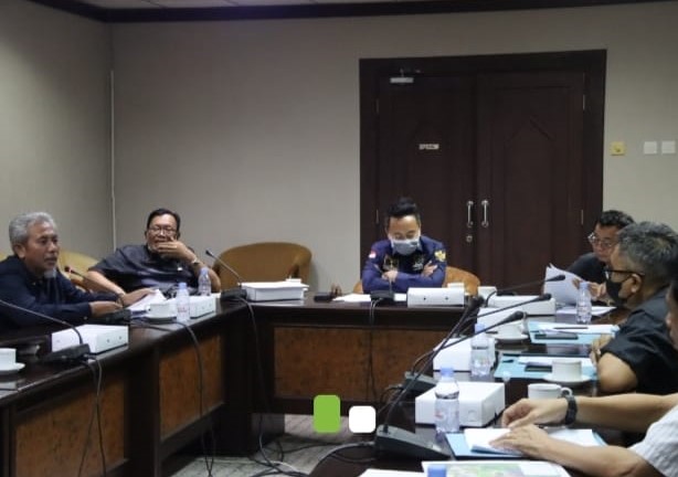 Foto : Terlihat Baharuddin Demu saat memimpin rapat Komisi I DPRD Kaltim mendengarkan aduan Warga Desa Peridan, Selasa 17 Mei 2022.