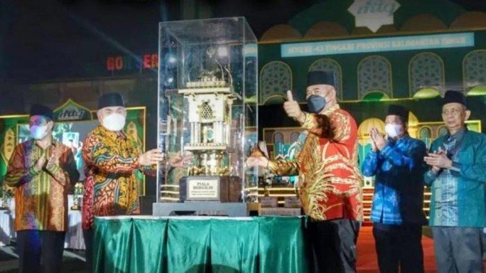 Foto : Bupati Kukar Edi Damansyah saat menerima piala juara umum MTQ ke-43 tingkat provinsi Kaltim di Kota Samarinda.