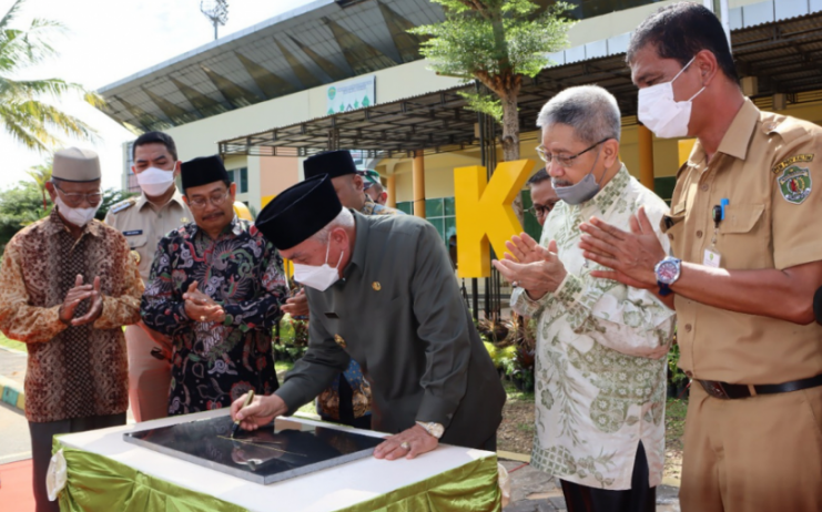 RESMIKAN NAMA BARU: Gubernur Kaltim Isran Noor meresmikan nama baru untuk stadion di kompleks Sempaja, Samarinda.