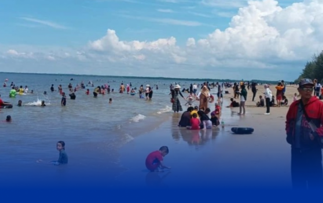 MEMBELUDAK: Libur dimanfaatkan masyarakat Kaltim untuk merehatkan badan dengan menyambangi tempat wisata, salah satunya di Pantai Panrita Lopi
