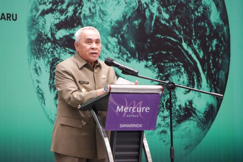 BERI APRESIASI: Gubernur Isran Serahkan Penghargaan Di Hari Lingkungan Hidup Sedunia 2022