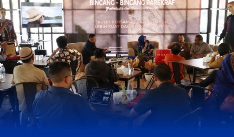 BINCANG BANGKITKAN PARIWISATA : Kepala Bidang Pengembangan Pemasaran Pariwisata Kalimantan Timur, Restiawan Baihaqi, Wakil Ketua Komite Ekonomi Kreatif Provinsi Kalimantan Timur, Dr Ewiantono, Owner Hesandra Indonesia, Fanti Wahyu Nurvita di Pandan Wangi