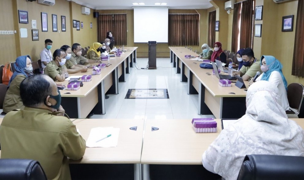 FOTO : Kabid Pengendalian Penduduk dan Keluarga Berencana, DKP3A Kaltim Syahrul Umar Memimpin Jalannya Rapat.