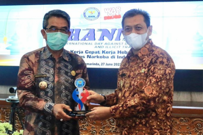 TERIMA PENGHARGAAN: Bupati Kutai Timur Ardiansyah Sulaiman (kiri) saat menerima penghargaan yang diberikan Wakil Gubernur Kaltim Hadi Mulyadi.