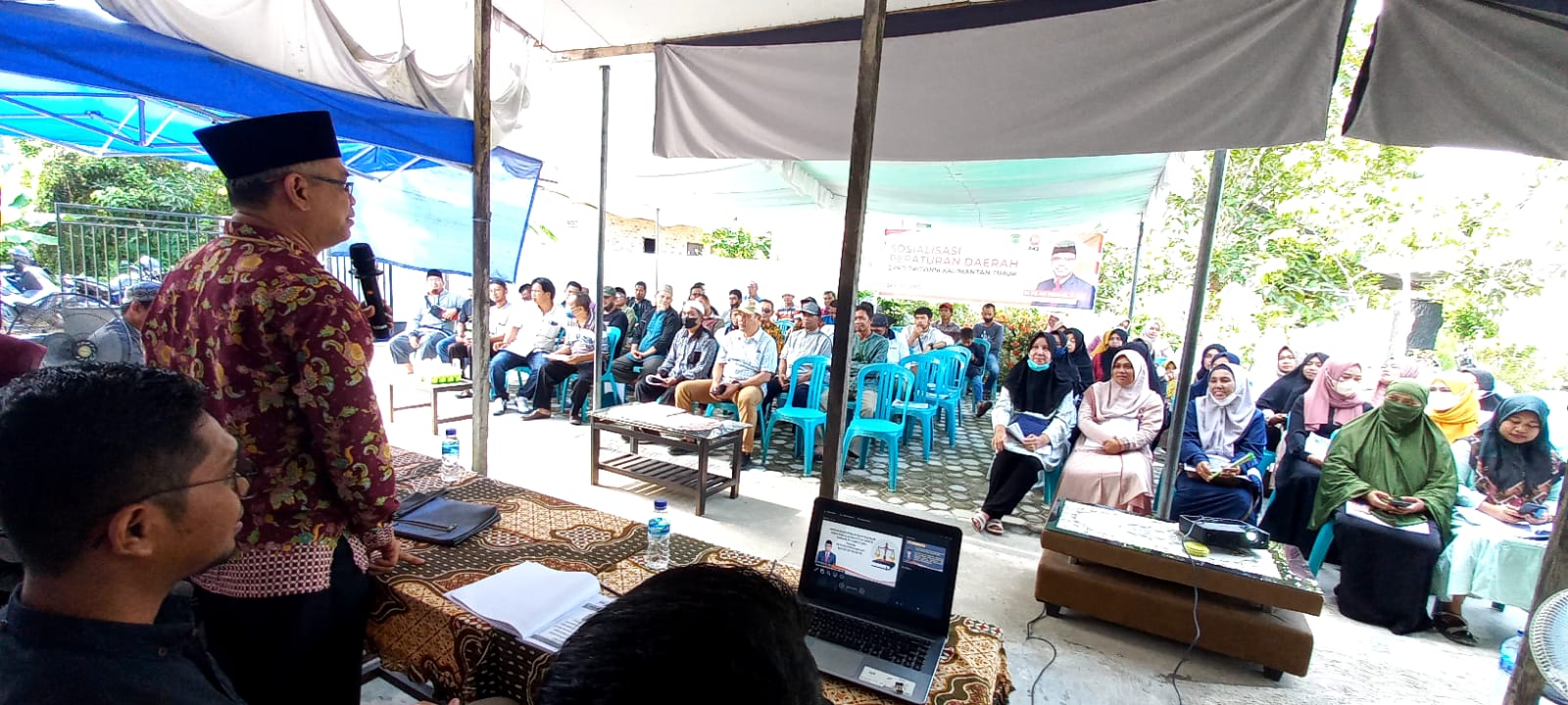 FOTO : Anggota DPRD Kaltim H M Ali Hamdi memberikan masukan terkait Sosper Bantuan Hukum bagi warga Kelurahan Muara Jawa Pesisir.