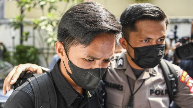 Bhayangkara Dua Richard Eliezer Pudihang Lumiu atau Bharada E (kiri) berjalan memasuki Kantor Komnas HAM, Jakarta, Selasa (26/7/2022).