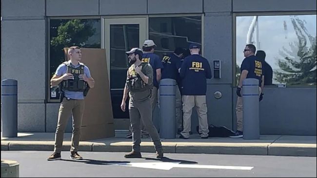 FOTO : Pria bersenjata tewas usai coba terobos gedung FBI dan kontak senjata.