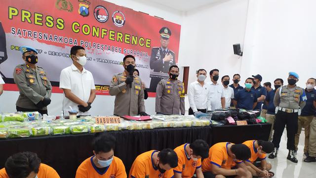 FOTO : Para tersangka narkoba ditangkap Polrestabes Surabaya.